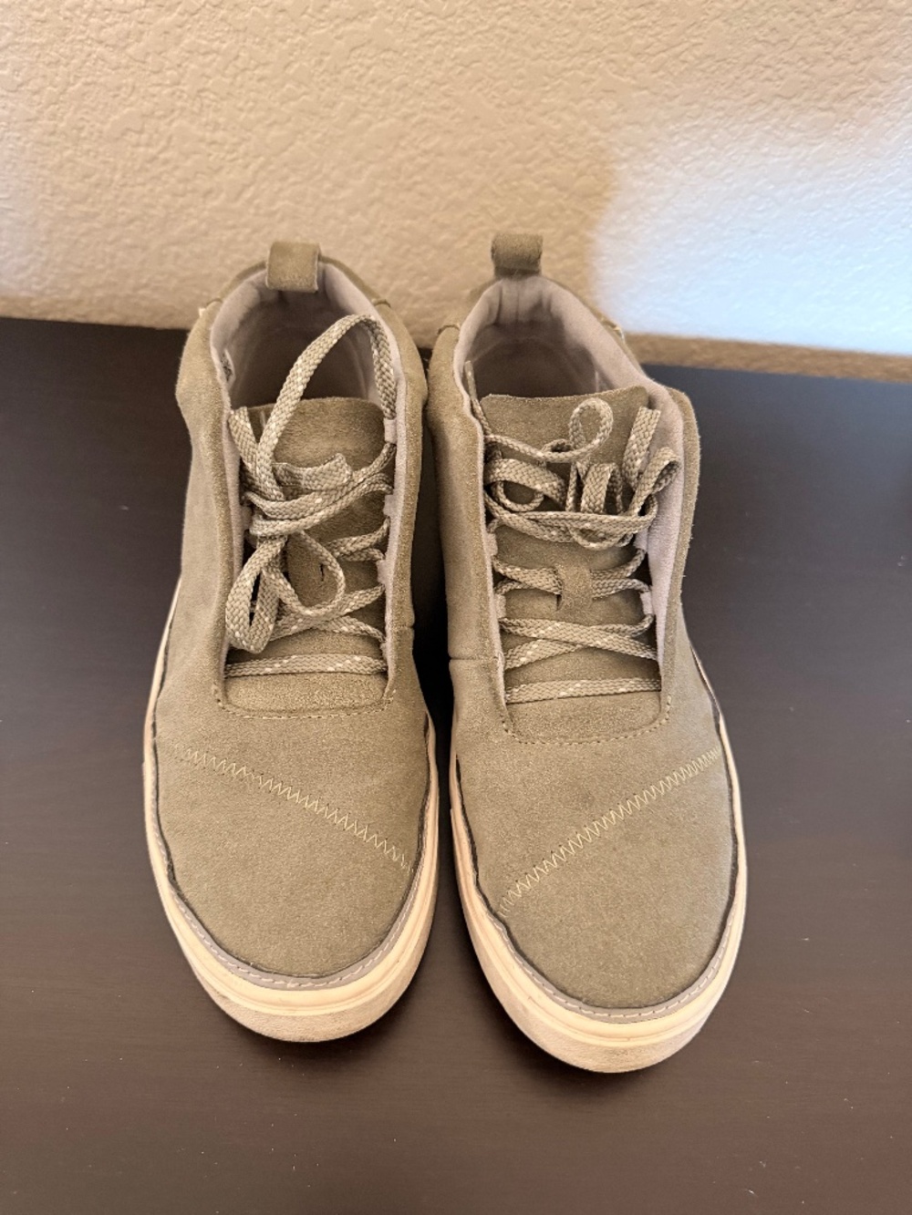 Athletic ankle shoes